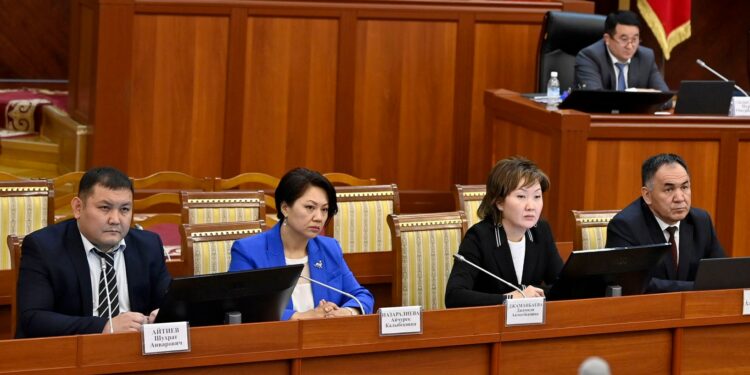 Шухрат Айтиев менен Айчүрөк Назаралиева Акыйкатчынын орун басарлары болуп шайланды