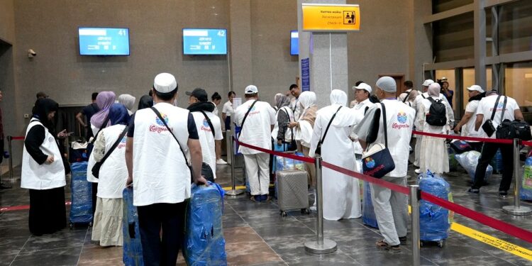 Ажылардын алгачкы тобу Бишкектен Медина шаарына учуп кетти