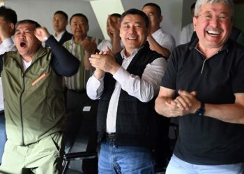 Садыр Жапаров Кыргызстандын футбол боюнча курамасын Ооганстан курамасы менен беттеште колдоп келди