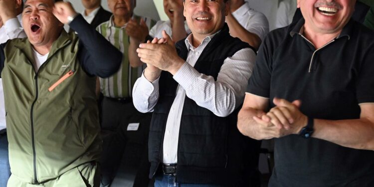 Садыр Жапаров Кыргызстандын футбол боюнча курамасын Ооганстан курамасы менен беттеште колдоп келди