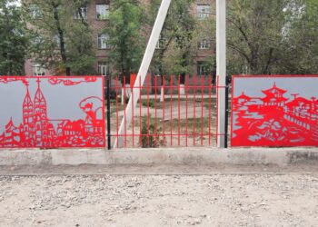 Дэн Сяопин проспектисинин бир бөлүгү кытай стилинде көрктөндүрүлүп жатат