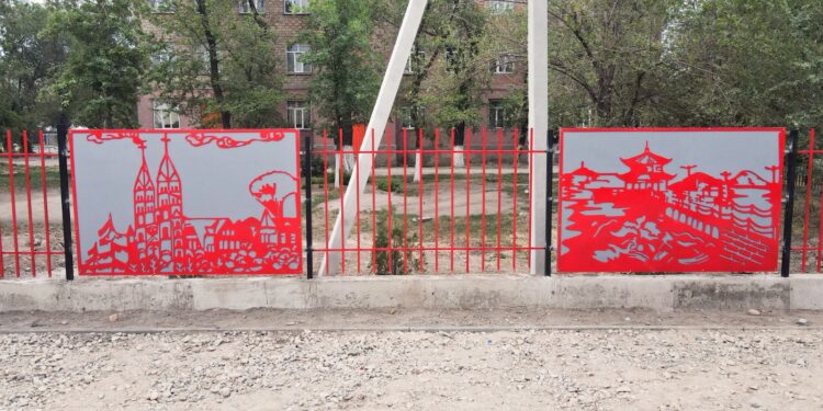 Дэн Сяопин проспектисинин бир бөлүгү кытай стилинде көрктөндүрүлүп жатат