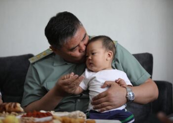 Камчыбек Ташиев чек арачыларга жаңы үйлөрдүн ачкычын тапшырды