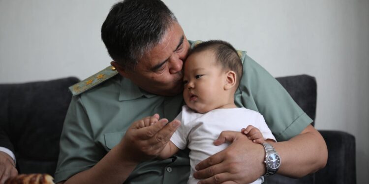 Камчыбек Ташиев чек арачыларга жаңы үйлөрдүн ачкычын тапшырды