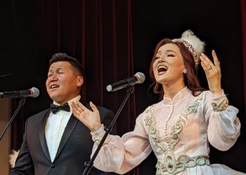 Филармониянын артисттери Бишкек шаарынын тургундарына чоң программадагы концертин тартуулоодо