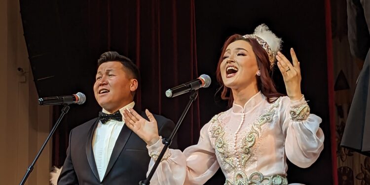 Филармониянын артисттери Бишкек шаарынын тургундарына чоң программадагы концертин тартуулоодо