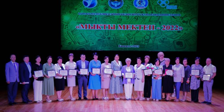 Өлкөдөгү мыкты мектептер аталды. Алар кандай сыйланды?