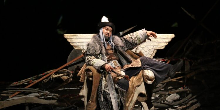 Кыргыз драм театры «Төлгө» спектакли менен сезонун жапты