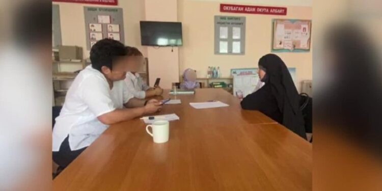 Жалал-Абадда “йакын-инкарчылар” балдарына ооруканага, мектепке барууга макулдук беришти