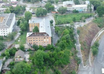 Жалал-Абадда катуу шамал имараттардын чатырын учуруп кетти