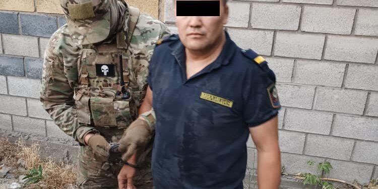 Мейманканадагы жолугушуу үчүн…. Милиция кызматкери пара алууга шектелип кармалды