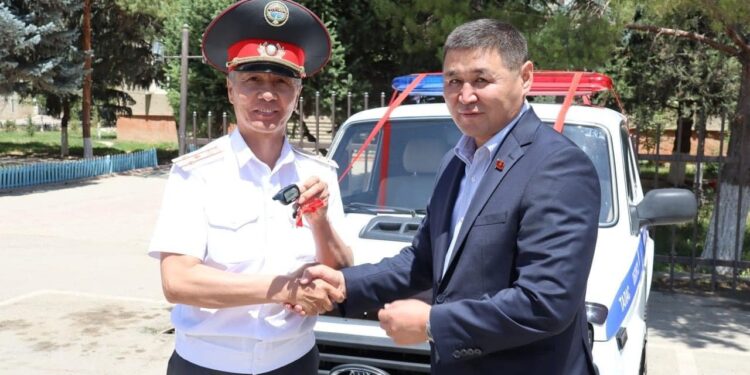 Депутат Ташиев Бакай-Ата райондук милициясына унаа тапшырды