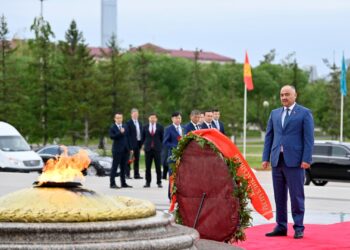 Шакиев Астана шаарындагы «Мекен коргоочулар» монументине гүлчамбар койду