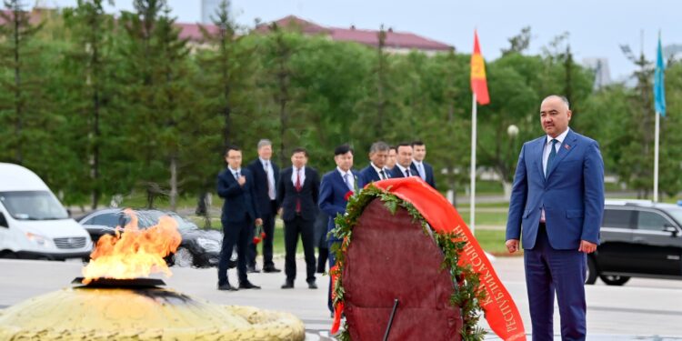 Шакиев Астана шаарындагы «Мекен коргоочулар» монументине гүлчамбар койду