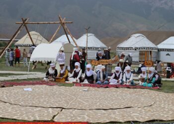 Нарындын уздарынын колунан жаралган шырдак 400 миң сомго сатылды