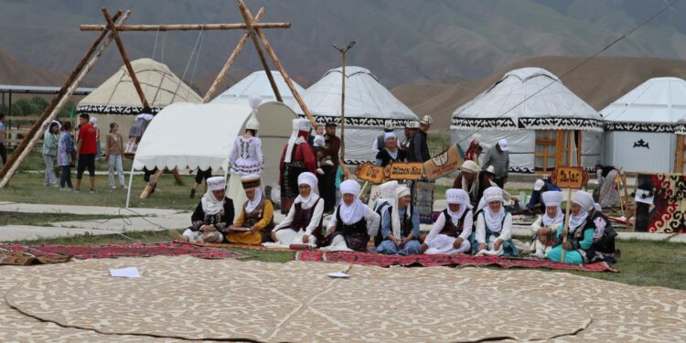 Нарындын уздарынын колунан жаралган шырдак 400 миң сомго сатылды