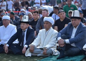 Камчыбек Ташиев Айт намазды Бишкек шаарындагы эски аянтта окуду