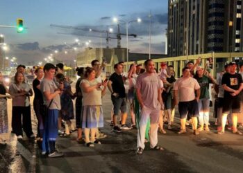 Астанада суунун жоктугунан тургундар жолду буушту