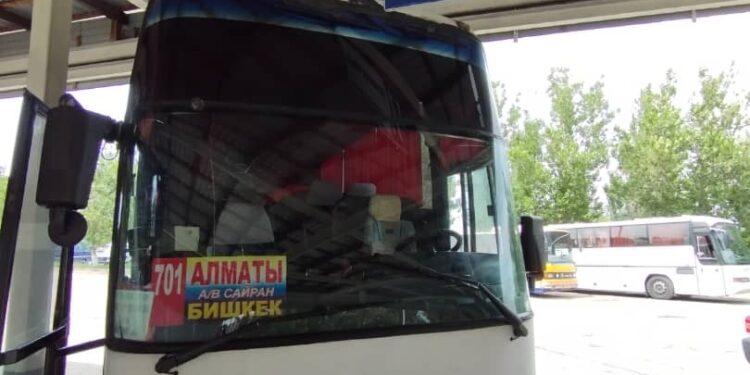 Билет баасы 500 сом. Бишкектен Алматыга автобус каттап жатат