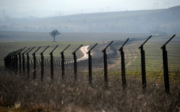 Баткенде чек арадан мыйзамсыз өткөн 3 чет өлкөлүк кармалды