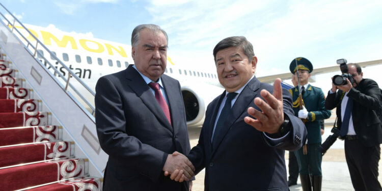 Тажикстандын президенти Эмомали Рахмон Кыргызстанга келди