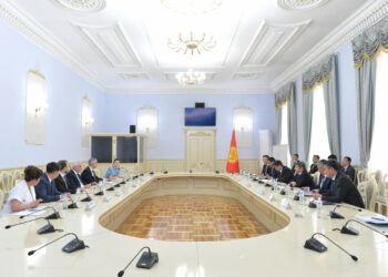 Акылбек Жапаров “Эти Бакыр Терексай” тоо-кен ишканасынын жетекчилиги менен жолукту