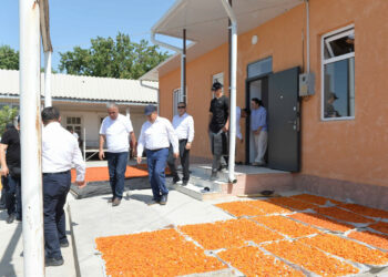 Акылбек Жапаров Баткенде курулуп бүткөн турак-жайлардын абалы менен таанышты