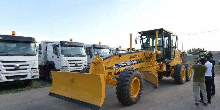 Бакыт Төрөбаев жол курууга 84 жаңы техника тапшырды