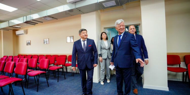 «Бизде 5-7 баллга жеткен жер титирөөлөр бир нече жолу болгон». Акылбек Жапаров Сейсмология институтунун жаңы имаратынын ачылышына катышты