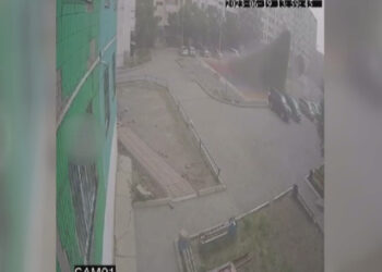 Казакстанда катуу шамал балдар аянтчасынын каптамасын балдар менен кошо учуруп кетти