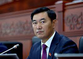 Депутат Токтошев чуулуу мыйзамды иштеп чыккан топтон чыкканын билдирди