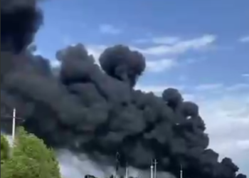 Шопоковдо темир жол бекетинин аймагындагы мунай зат сакталуучу жай күйүп жатат