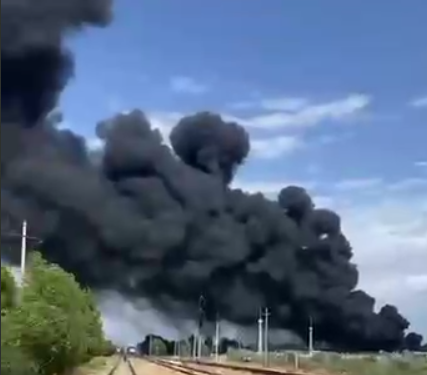 Шопоковдо темир жол бекетинин аймагындагы мунай зат сакталуучу жай күйүп жатат