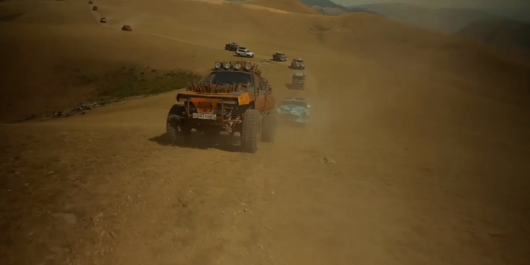 Кинодогудай унаалар! Акылбек Жапаров алар менен Соң-Көлдө көрүштү