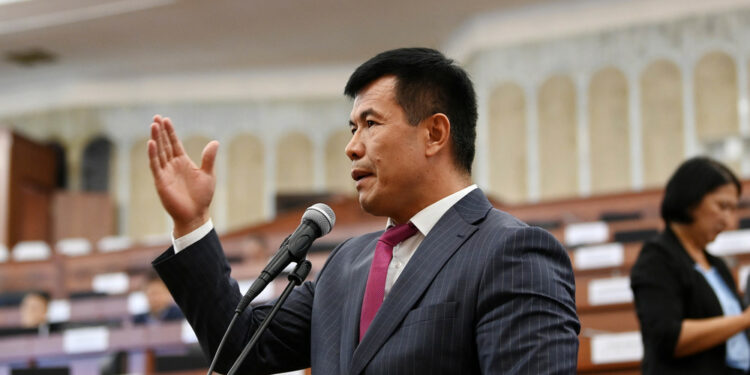 Сот депутат Өмүрбек Бакировдун добушун жокко чыгарды