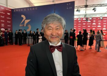 Кезектешип сүрөткө түшүшүп… Актан Арым Кубаттын «Эсимде» тасмасы Шанхайда көрсөтүлдү (видео)