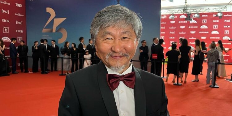 Кезектешип сүрөткө түшүшүп… Актан Арым Кубаттын «Эсимде» тасмасы Шанхайда көрсөтүлдү (видео)