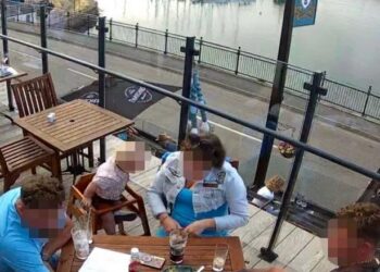 Жебегенди жеп, ичпегенди ичип… Эсепти төлөбөй, ресторандан тымызын кетип калган үй-бүлөнү баары издеп жатышат