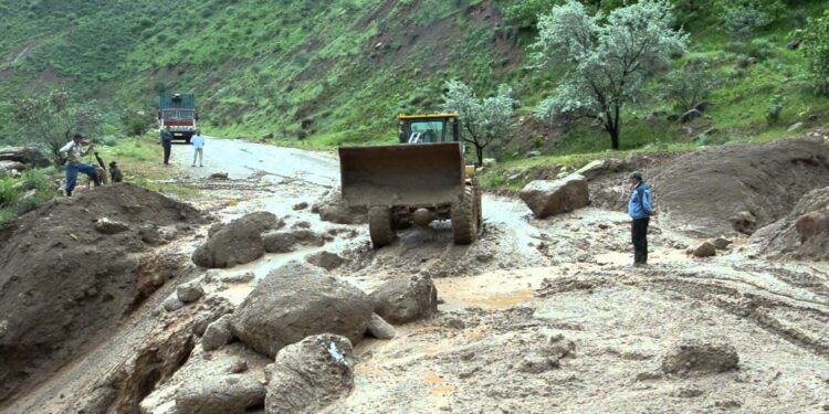 Сел алуу, кар жана жер көчкү… Транспорт министри жүрүп жаткан иштер боюнча маалымат берди