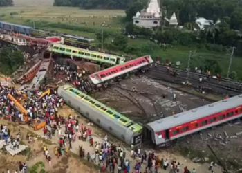 Индияда поезддер кагышып, 288 адам каза болду (видео)