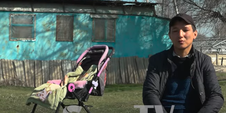 “4 майыпты дагарага салып жуунтам” деген жаш атанын кичүү кызы чарчап калды