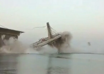 Индияда курулуп бүтө элек көпүрө экинчи жолу урады