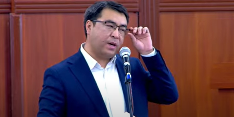 «Кетсин». Депутат Конституциялык сот Жогорку Кеңеш үчүн абдан кооптуу чечим чыгарганын айтты