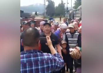 Караколдогу курулуп жаткан аэропортто 2 адам каза болду деген видео тарады