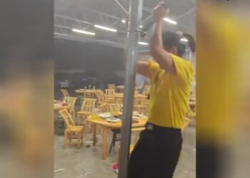 Кытайда катуу куюн чатырды кармап турган официанттары менен кошуп учуруп кетти