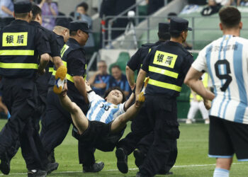 Бактысына чек жок! Мессинин күйөрманы аны кучагына кысуу үчүн футбол талаасына чуркап чыкты