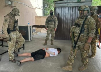 Ферманын ээсин коркутуп, акча талап кылган шектүүлөр кармалды (видео)