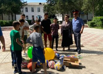 Чүйдүн милициясы балдар интернатына барып, акчалай жардам беришти