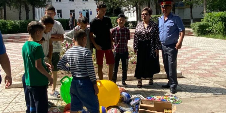Чүйдүн милициясы балдар интернатына барып, акчалай жардам беришти