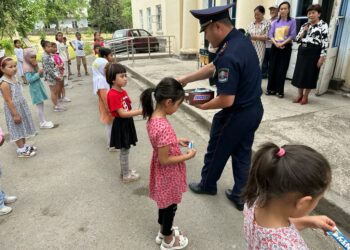 Жалал-Абаддагы жол тескөөчүлөр балдарга шириндик жана суусундуктарды таратышты